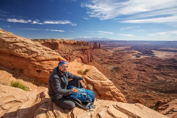 Uzun yürüyüşe çıkan kimse Canyonlands Milli Parkı'nda Utah, ABD