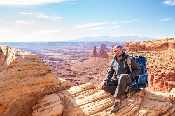 Uzun yürüyüşe çıkan kimse Canyonlands Milli Parkı'nda Utah, ABD