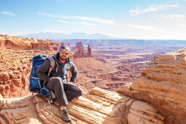 Uzun yürüyüşe çıkan kimse Canyonlands Milli Parkı'nda Utah, ABD