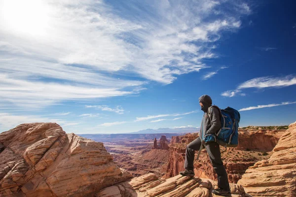 Uzun yürüyüşe çıkan kimse Canyonlands Milli Parkı'nda Utah, ABD