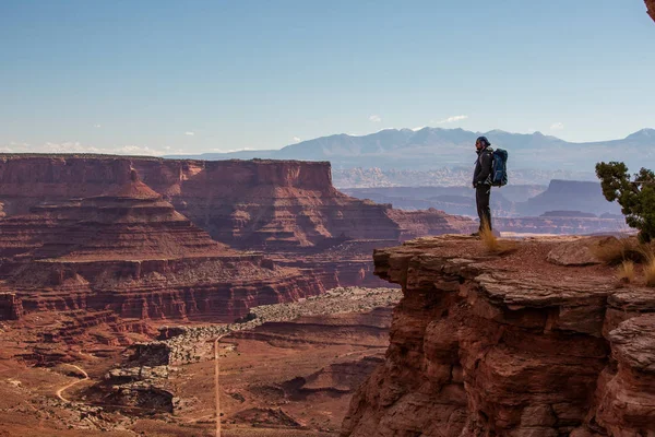 Uzun Yürüyüşe Çıkan Kimse Canyonlands Milli Parkı Nda Utah Abd — Stok fotoğraf