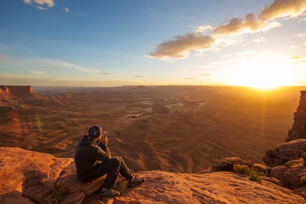 Wanderer Trifft Sonnenuntergang Grandiosem Aussichtspunkt Canyonlands National Park Utah Usa — Stockfoto