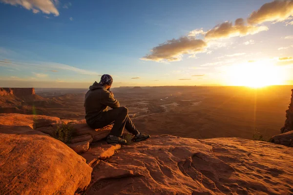 Caminhante Encontra Pôr Sol Ponto Vista Grand Canyonlands National Park — Fotografia de Stock