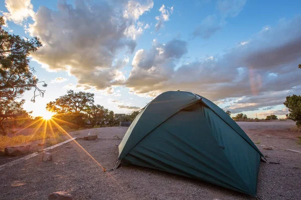 텐트는 캠핑의 Canyonlands 미국에서 — 스톡 사진