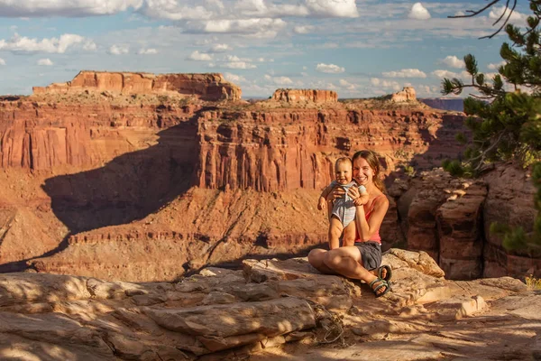 Matka Její Syn Dítě Navštívit Národní Park Canyonlands Utahu Usa — Stock fotografie