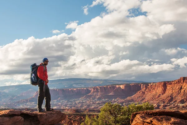 Πεζοπόρος Στο Capitol Reef Εθνικό Πάρκο Στη Γιούτα Ηπα — Φωτογραφία Αρχείου