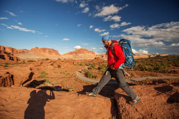 Πεζοπόρος Στο Capitol Reef Εθνικό Πάρκο Στη Γιούτα Ηπα — Φωτογραφία Αρχείου