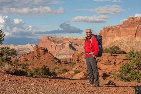Uzun Yürüyüşe Çıkan Kimse Utah Abd Capitol Resif Ulusal Park — Stok fotoğraf