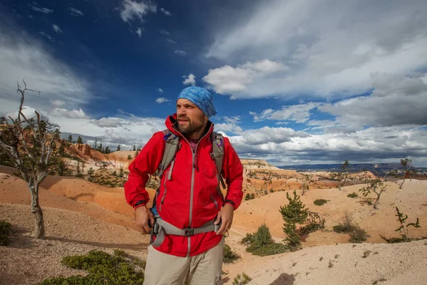 Πεζοπόρος επισκέψεις Bryce canyon εθνικό πάρκο στη Γιούτα, ΗΠΑ — Φωτογραφία Αρχείου