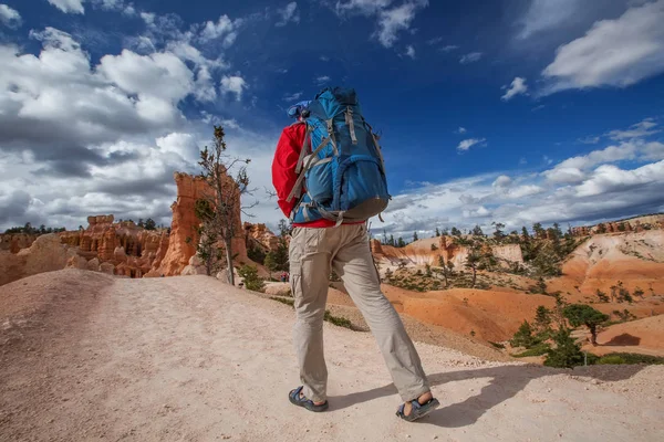 Πεζοπόρος επισκέψεις Bryce canyon εθνικό πάρκο στη Γιούτα, ΗΠΑ — Φωτογραφία Αρχείου