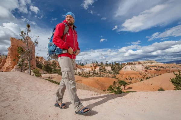 Πεζοπόρος επισκέψεις Bryce canyon εθνικό πάρκο στη Γιούτα, ΗΠΑ — Φωτογραφία Αρχείου