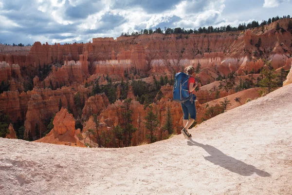 Πεζοπόρος επισκέψεις Bryce canyon εθνικό πάρκο στη Γιούτα, ΗΠΑ — Φωτογραφία Αρχείου