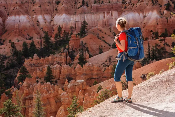 Πεζοπόρος επισκέψεις Bryce canyon εθνικό πάρκο στη Γιούτα, ΗΠΑ — Φωτογραφία Αρχείου