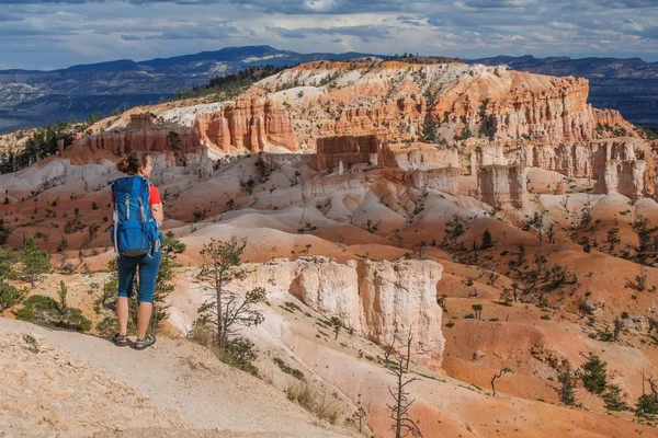 Caminante visita el Parque Nacional Bryce canyon en Utah, EE.UU. — Foto de Stock