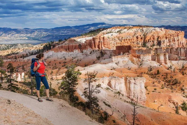 Πεζοπόρος επισκέψεις Bryce canyon εθνικό πάρκο στη Γιούτα, ΗΠΑ — Φωτογραφία Αρχείου