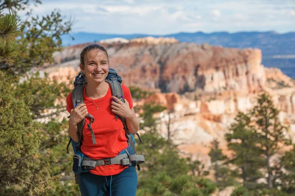 Hiker besöker Bryce canyon National park i Utah, Usa — Stockfoto