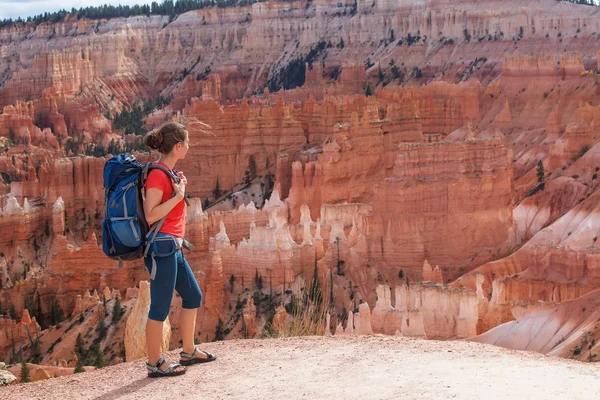 Πεζοπόρος Επισκέψεις Bryce Canyon Εθνικό Πάρκο Στη Γιούτα Ηπα — Φωτογραφία Αρχείου