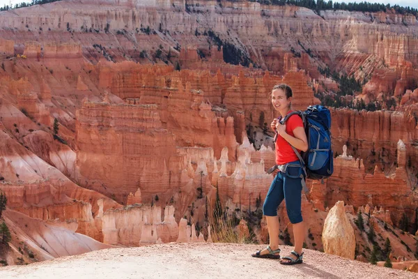 Uzun yürüyüşe çıkan kimse Utah, ABD Bryce canyon Milli Parkı ziyaret — Stok fotoğraf