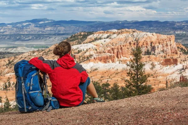 Πεζοπόρος επισκέψεις Bryce canyon εθνικό πάρκο στη Γιούτα, ΗΠΑ — Φωτογραφία Αρχείου