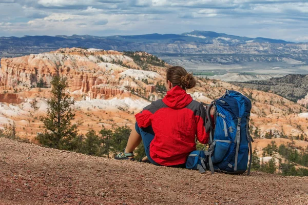 Πεζοπόρος επισκέψεις Bryce canyon εθνικό πάρκο στη Γιούτα, ΗΠΑ — Φωτογραφία Αρχείου