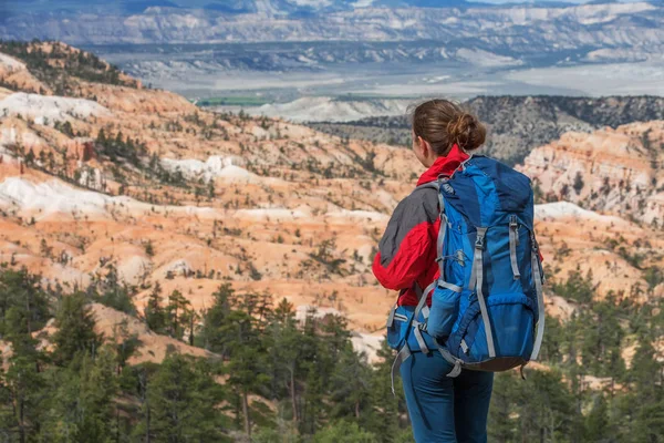 Πεζοπόρος επισκέψεις Bryce canyon εθνικό πάρκο στη Γιούτα, ΗΠΑ — Φωτογραφία Αρχείου