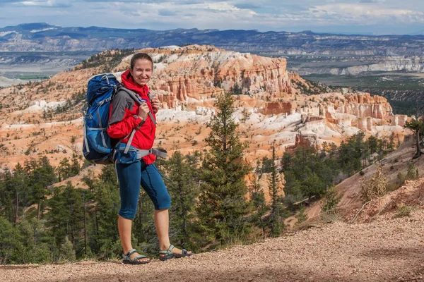 Uzun yürüyüşe çıkan kimse Utah, ABD Bryce canyon Milli Parkı ziyaret — Stok fotoğraf