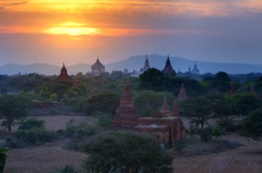 Sunrise, Myanmar sırasında Bagan tarihi sitesi