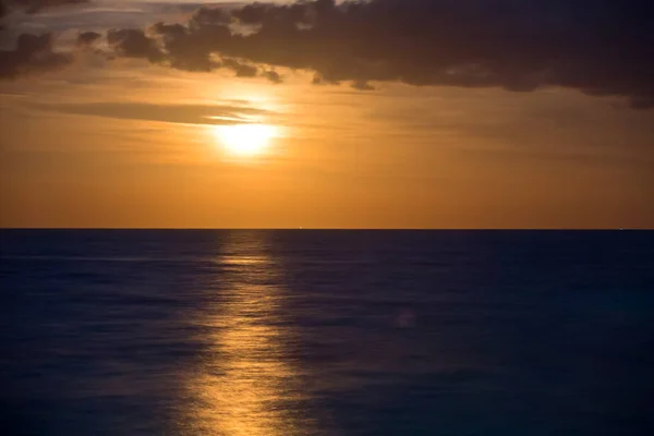 Stilla havet i natten under Fullmånen — Stockfoto