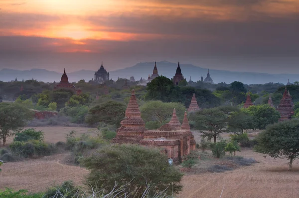 Bagan historiska platsen under sunrise, Myanmar — Stockfoto