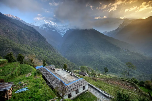 Valle en el vay al campamento base de Annapurna, Nepal — Foto de Stock