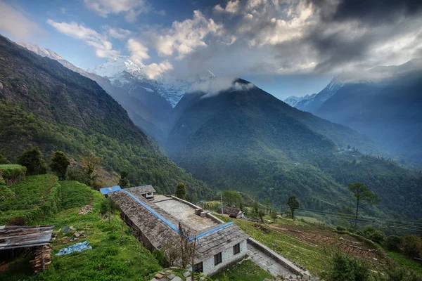 Valle en el vay al campamento base de Annapurna, Nepal — Foto de Stock