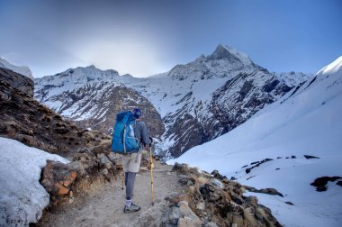 Trekker Annapurna Merkez kamp, Nepal giderken