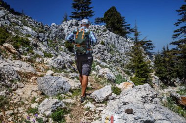 Uzun yürüyüşe çıkan kimse Likya yolu üzerinde