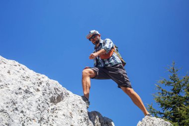 Uzun yürüyüşe çıkan kimse Likya yolu üzerinde