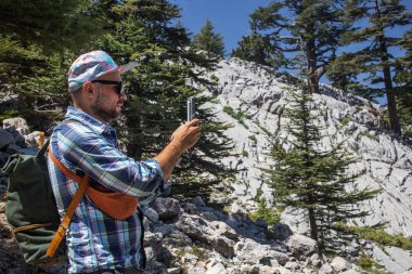 Uzun yürüyüşe çıkan kimse Likya yolu üzerinde