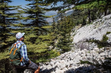 Uzun yürüyüşe çıkan kimse Likya yolu üzerinde