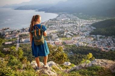 Uzun yürüyüşe çıkan kimse Likya yolu üzerinde
