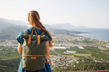 Uzun yürüyüşe çıkan kimse Likya yolu üzerinde