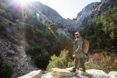 Uzun yürüyüşe çıkan kimse lician üzerinde yol
