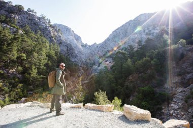 Uzun yürüyüşe çıkan kimse lician üzerinde yol