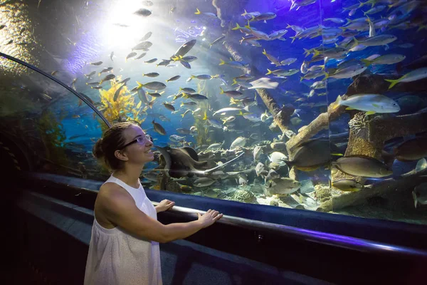 Mulher no oceanário — Fotografia de Stock