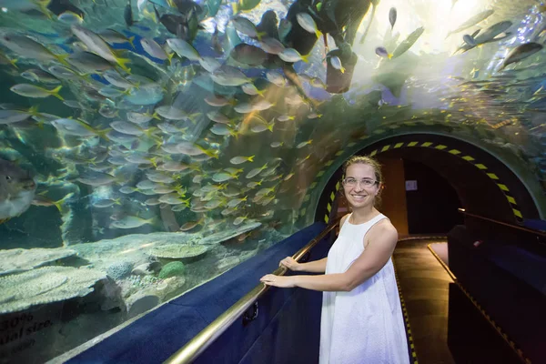 Žena v oceanarium — Stock fotografie