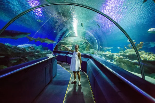 Kobieta w oceanarium — Zdjęcie stockowe