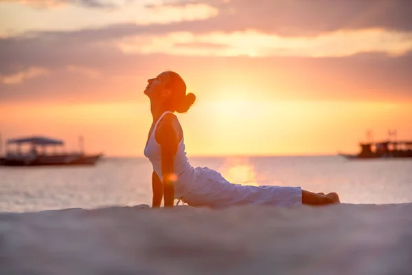 Жінці це робити вправи йоги на захід сонця на острові Боракай, — стокове фото