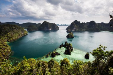 Puncak Harfat (Harun Fatimah) jeosit Raja Ampat, Endonezya
