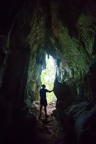 Turista dentro de Putri Termenung cueva, Misool, Raja Ampat Sur, P — Foto de Stock