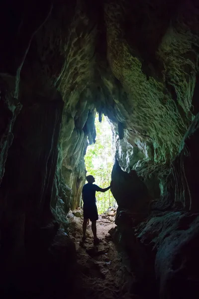 Tourist inside Putri Termenung cave, Misool, Raja Ampat South, P — Stock Photo, Image