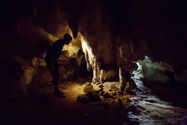 Turista dentro de Putri Termenung cueva, Misool, Raja Ampat Sur, P — Foto de Stock