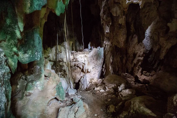 Cueva de Putri Termenung, Misool, Raja Ampat South, Papua, Indonesia. — Foto de Stock