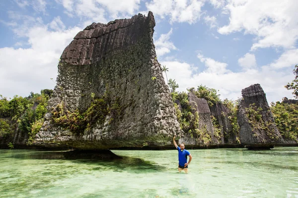 Turistas en la formación rocosa de Yapap, región de Misool, Raja Ampat — Foto de Stock